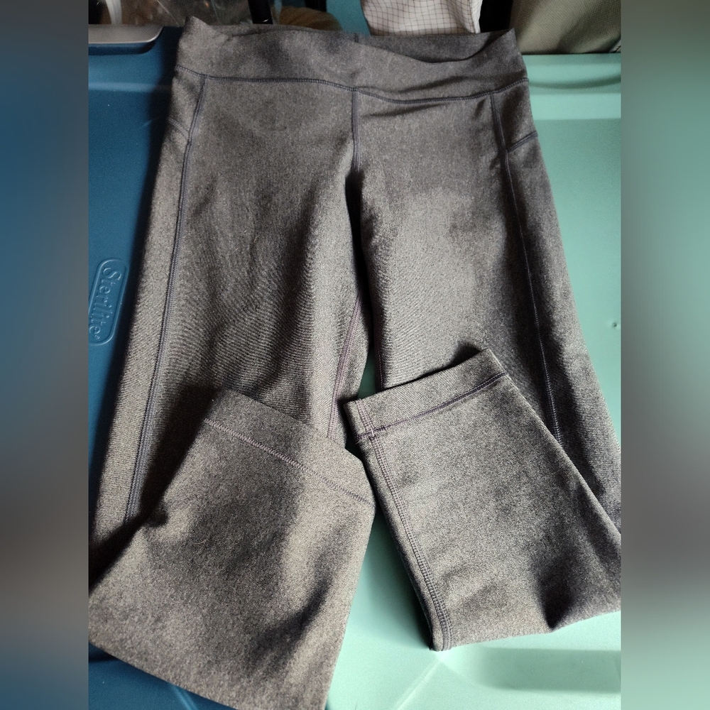 Under Armour Work Out Crops size small, tag removed